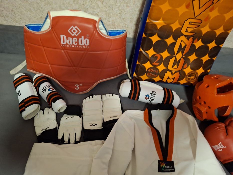 Кимоно, шлем, перчатки все для тхэквандо