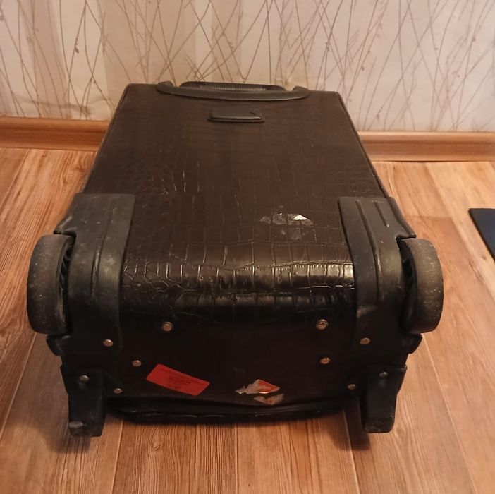 Чемодан  4000 тенге