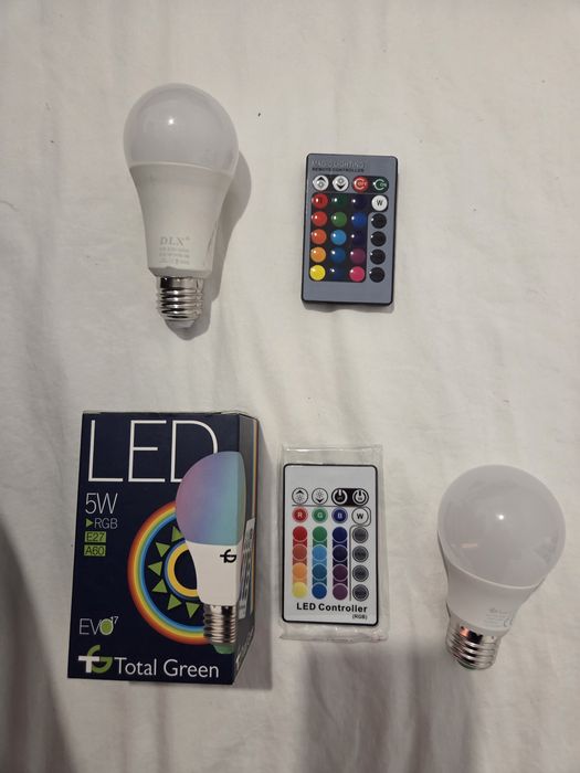 Set 2 becuri LED RGB E27 cu telecomandă – Total Green 5W + DLX 10W