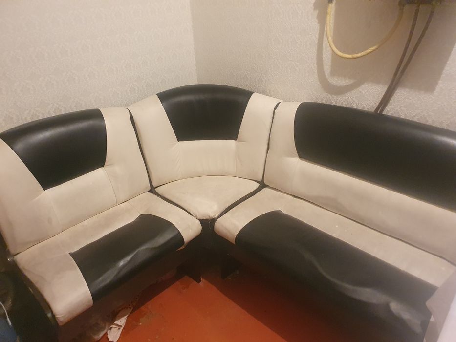 Продаю уголок в хорошем состоянии