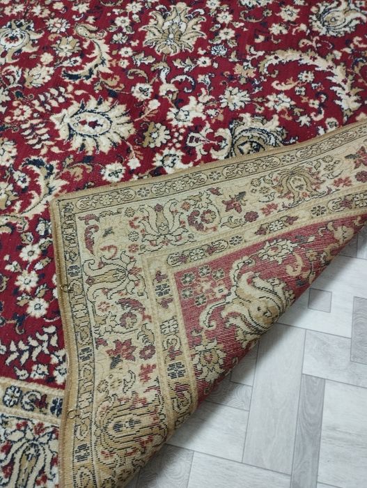 Продается ковер бордового цвета