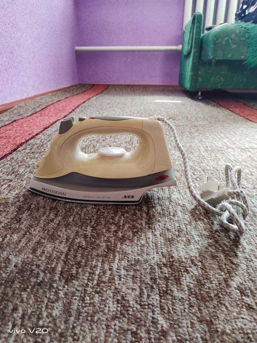 Утюг паровой фирмы VES в рабочем состоянии