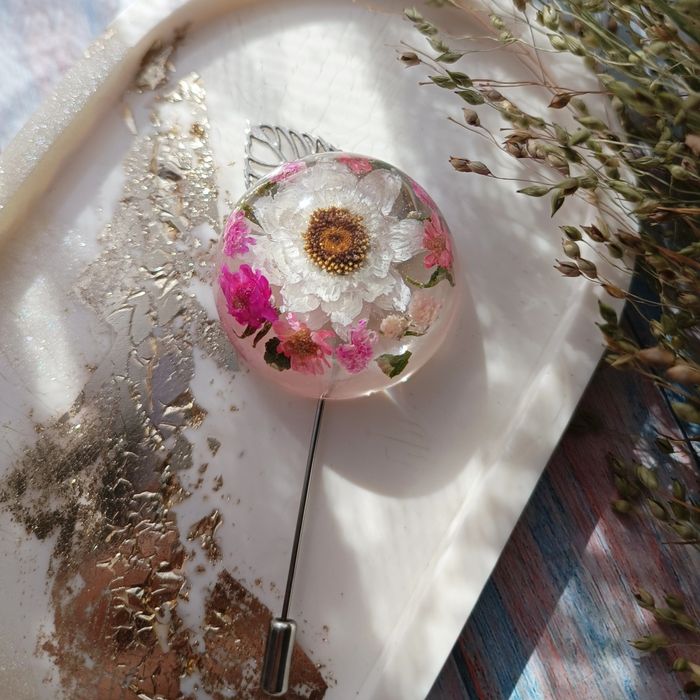 Брошь с настоящими цветами