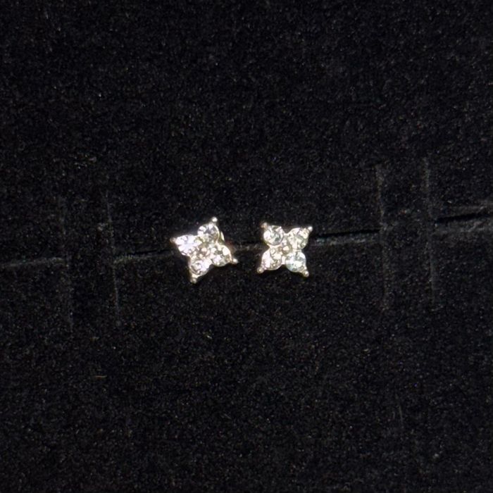 Продаются серьги гвоздики. Серебро 925.