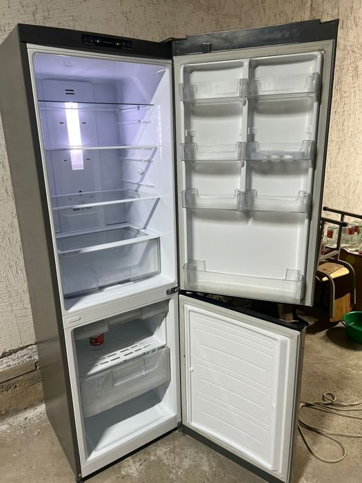 Холодильник.  LG