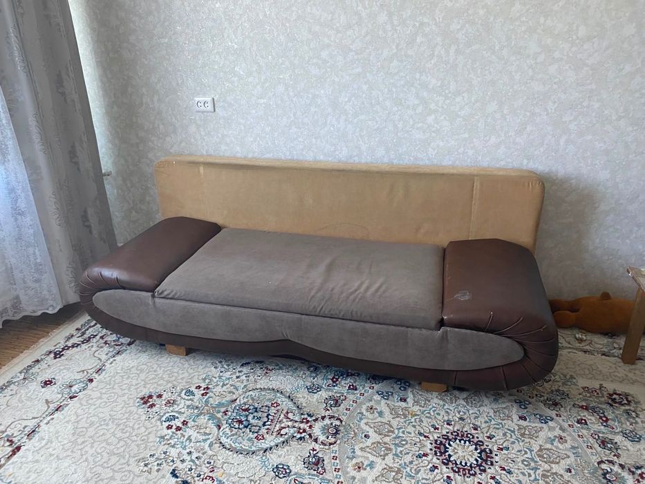 Отдам даром диван и плитку, самовывоз срочно