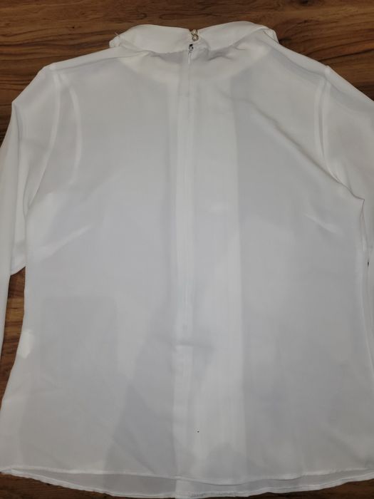 Бяла риза със златно колие