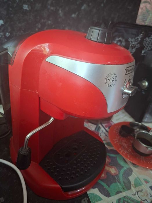 Кафе машина Delonghi и кафемелачка Krups