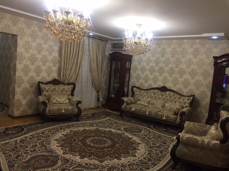 Айбек Банковская ( 1 этаж) 3/1/9 160 кв/м