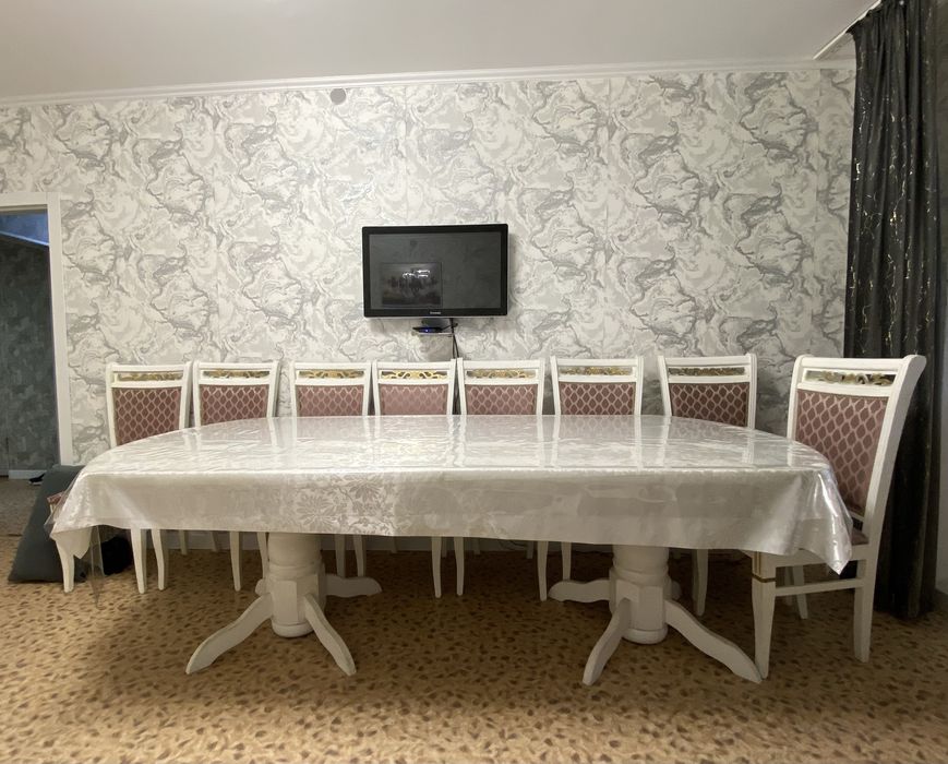 Продам стол для гостиной