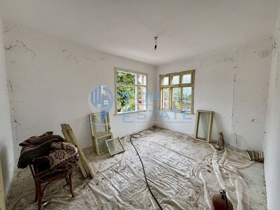 Голяма двуетажна тухлена къща в село Янтра, област Габрово