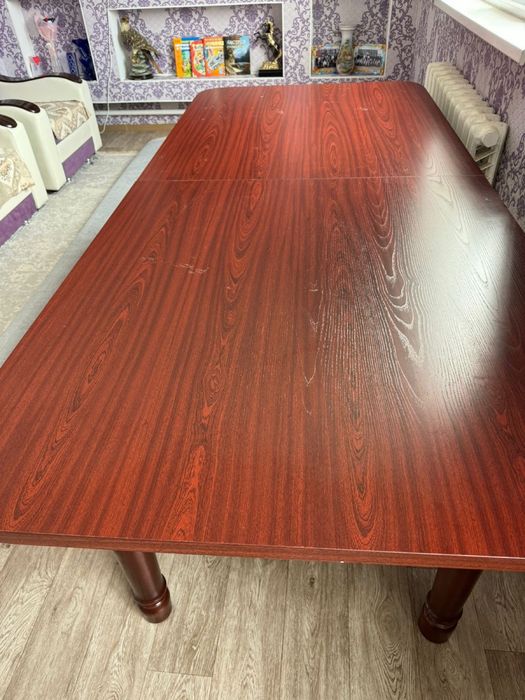 Стол гостиной