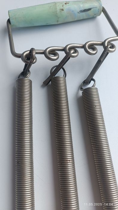 Продаю пружинный плечевой эспандер СССР