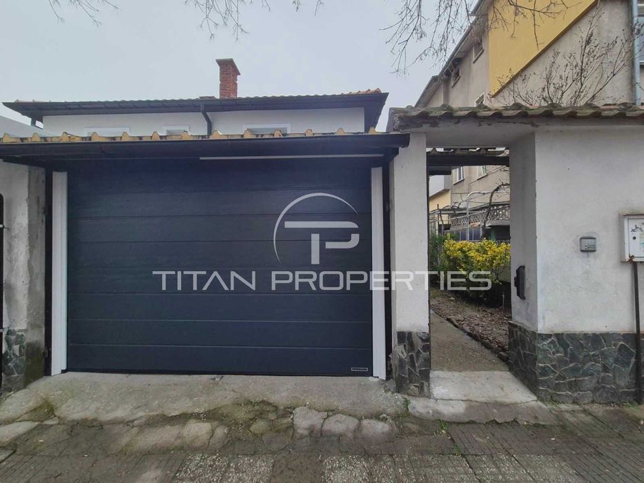 Триетажна къща с гараж в Кючук Париж