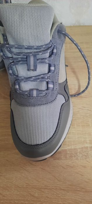 Продам новые кроссовки