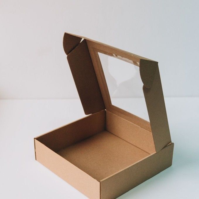 Готовые крафт и белые коробки с  крышкой