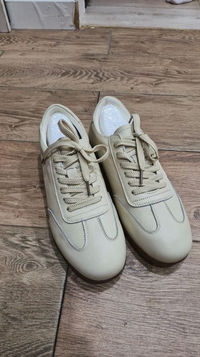 Продам новые кроссовки 41-42 размер