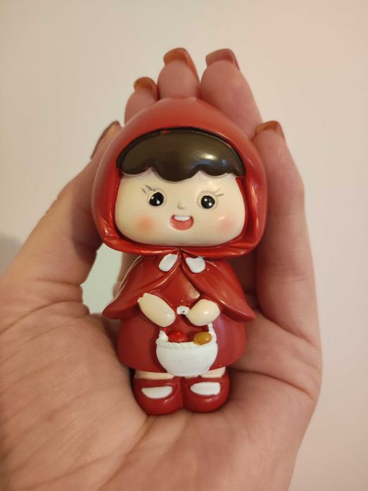Ornamente, Scufita Rosie