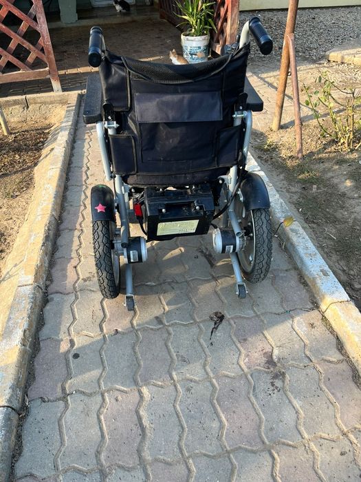 Cărucior persoane cu dizabilități aproape nou