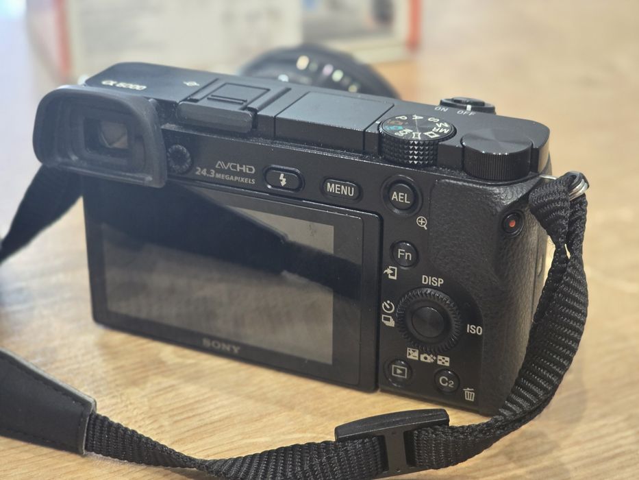 Sony α6000 (Alpha 6000) + Sony 16-50mm OSS – Отлично състояние, супер бърз автофокус