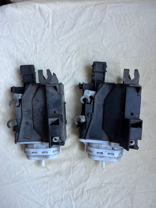 Замок передней левой двери Ауди 100 С 4