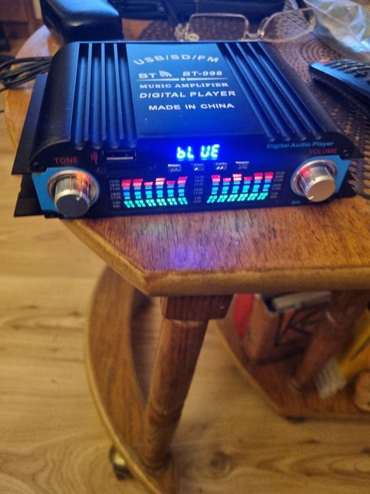 Vand amplificator 4×40 W, cu telecomanda nou in cutia originala.
Are următoarele funcții:
1. Radio digital pe frecventa FM
2. Bluetooth, prin interm