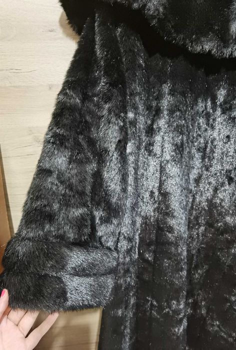 Луксозно зимно палто с интересна яка за изискани дами