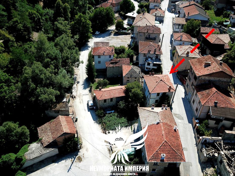 Продавам триетажна къща 150РЗП с 155кв. двор в село Малево