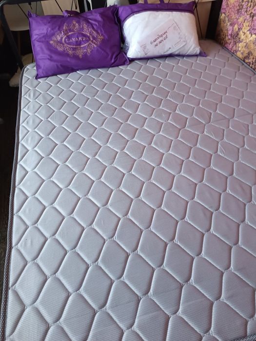 Продается кровать двухспальная с матрасом