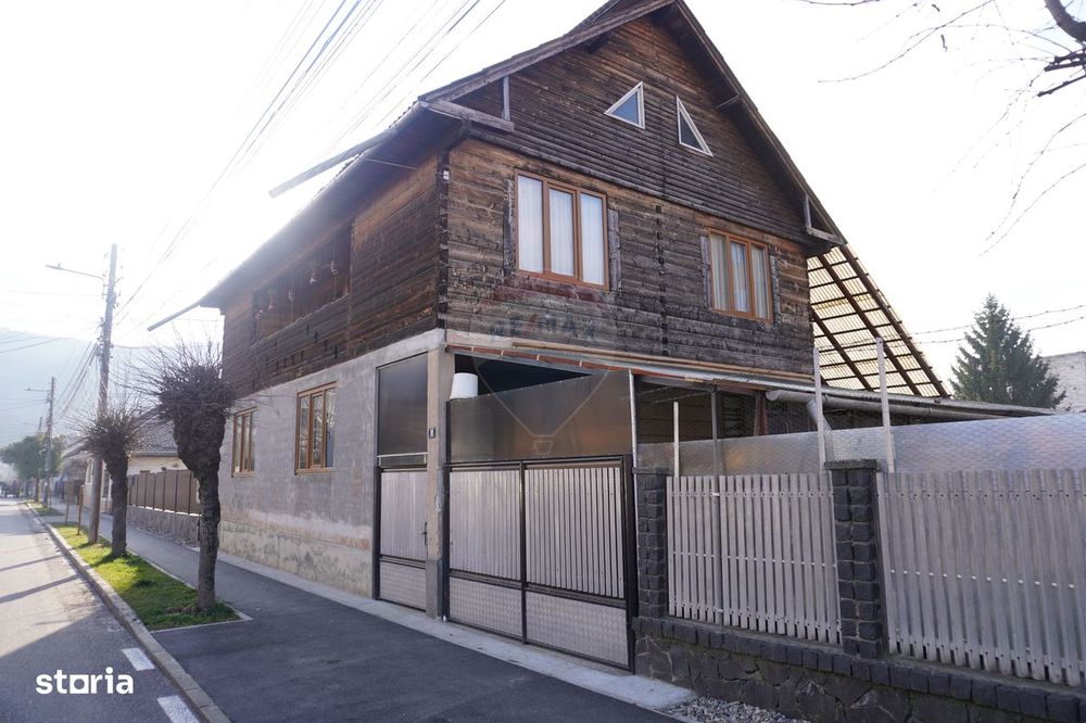 Casă cu 6 camere, DE VÂNZARE, str. Eroilor