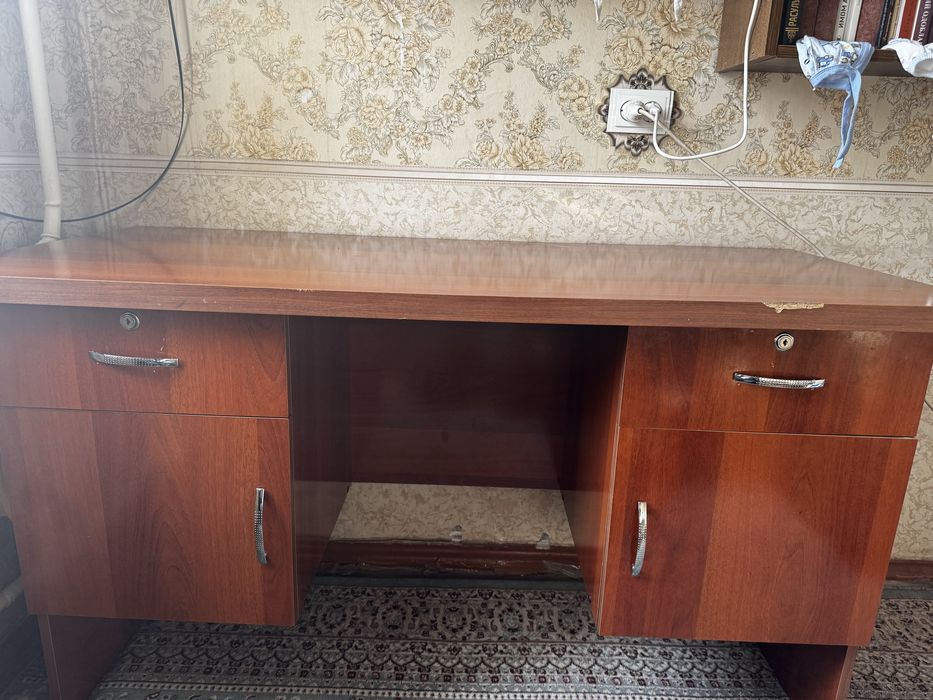 Письменный стол в идеальном состоянии