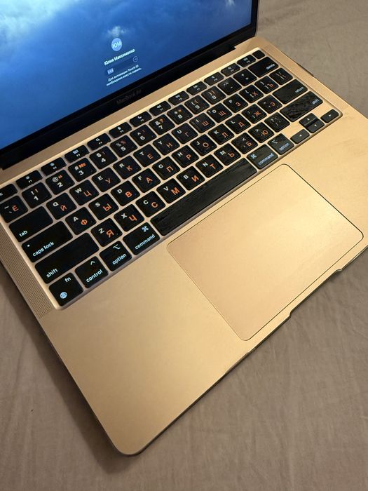 Продам Macbook Air чип M1 с мышью