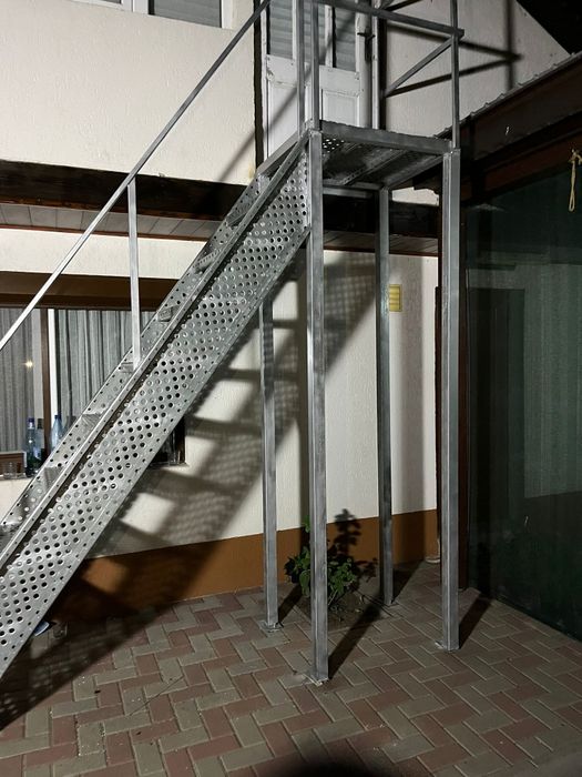 Vând scarii metalice zincate exterioare și pentru incendii , platforme