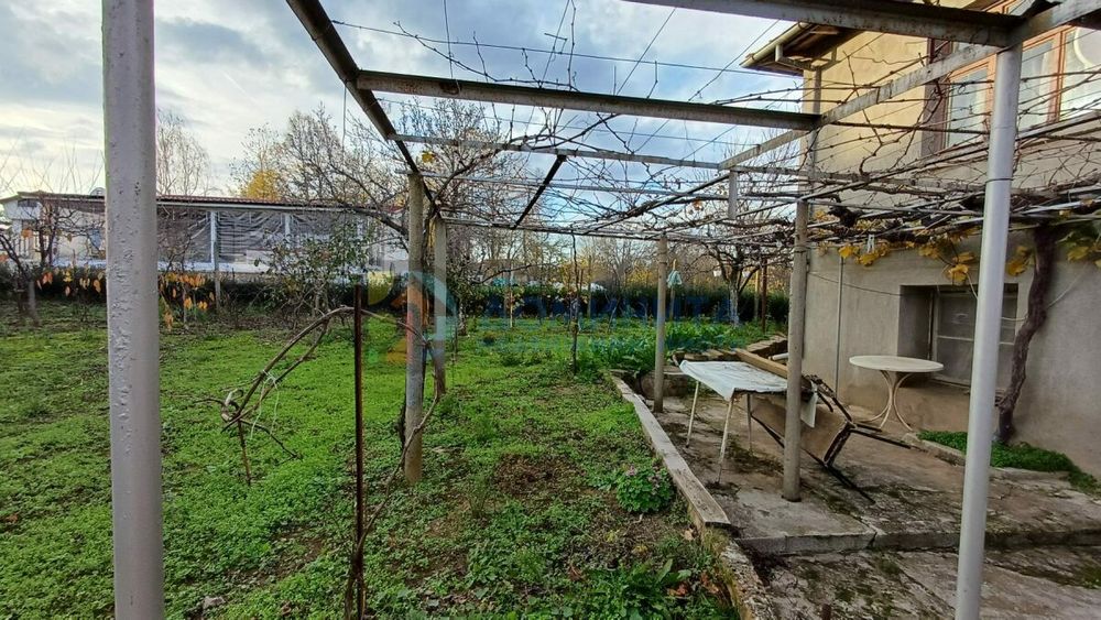 Здрава къща, с голям двор в с. Велика!