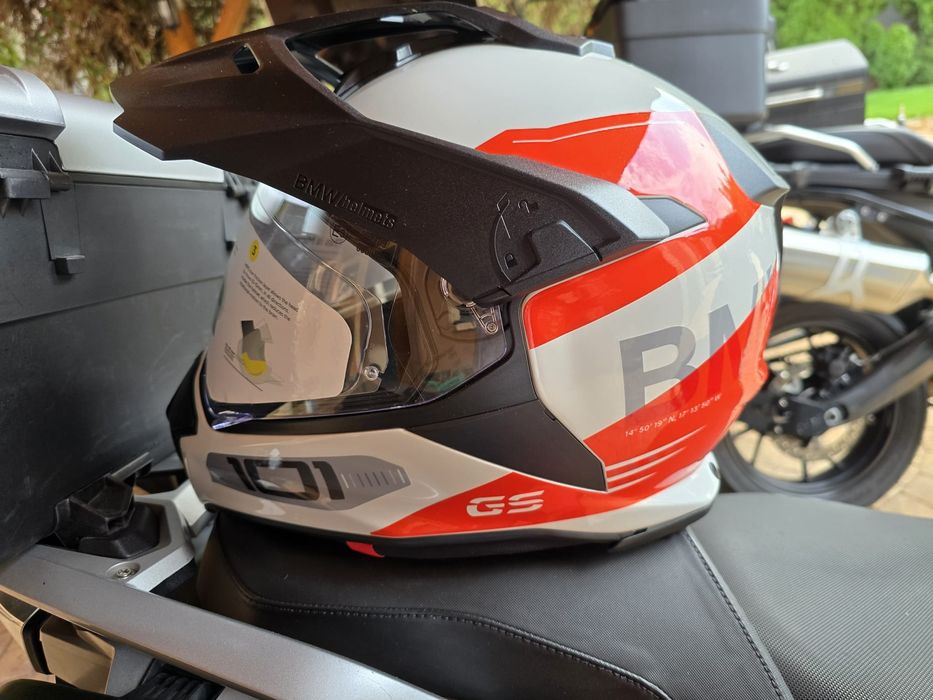 BMW GS Carbon Evo – Cască Premium Adventure!
