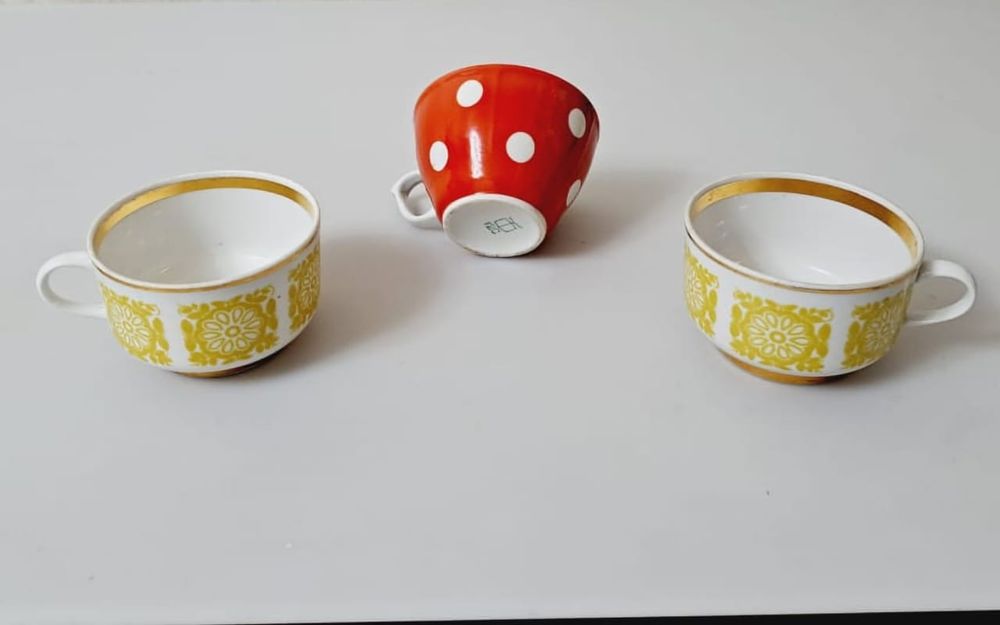 Фарфоровые чашки, кружки