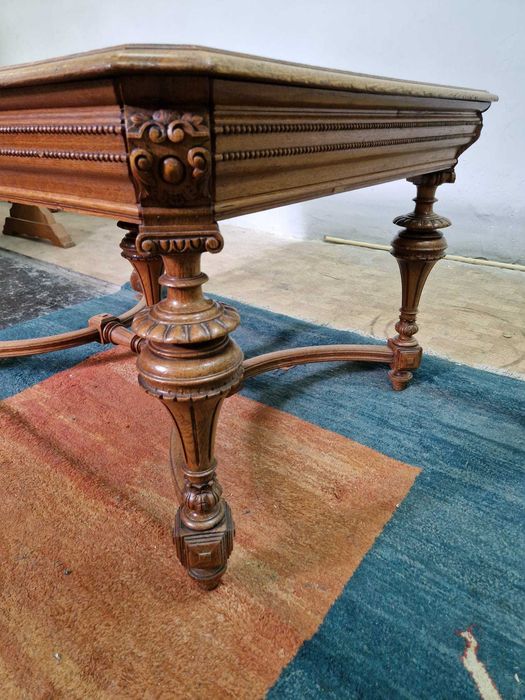 Антикварна резбована трапезна маса от късният викториански период