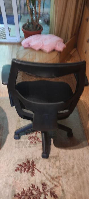 Черен ергономичен стол