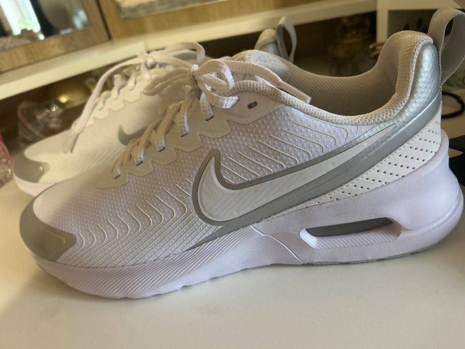 Унисекс Nike Air Max Nuaxis мръснобял,сребрист модел