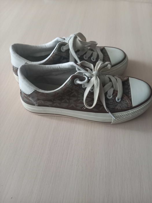 Продам кеды 37 размер. Почти новые.