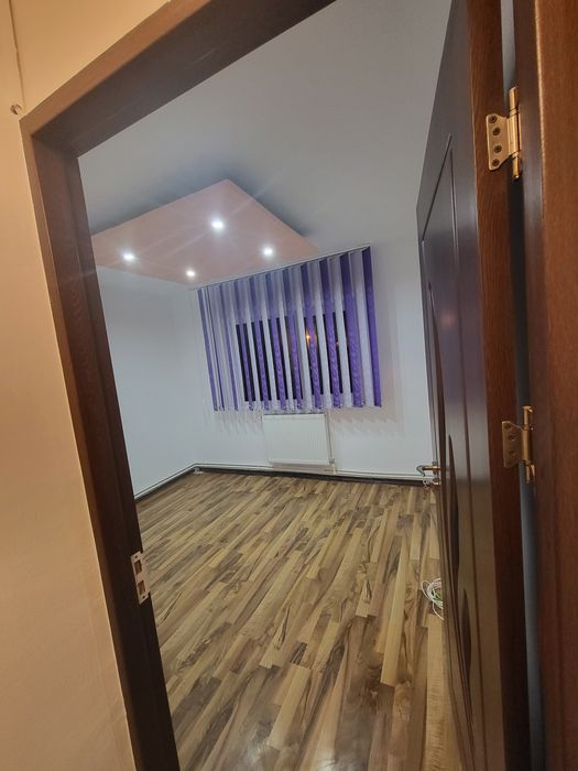 Inchiriez apartament 3 camere ,nemobilat,parter, stradal
