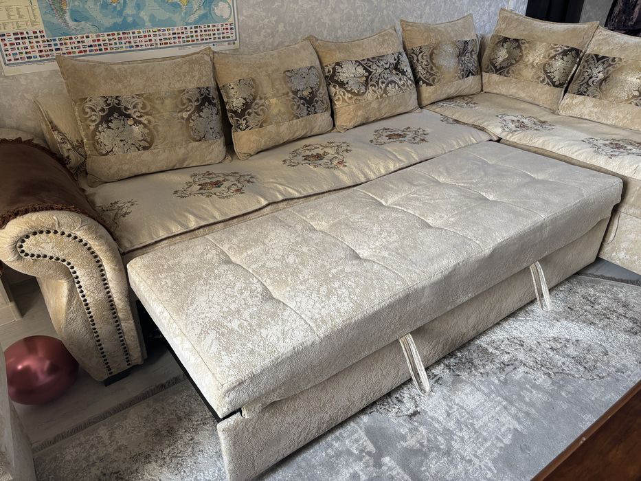 Диван и журнальный стол