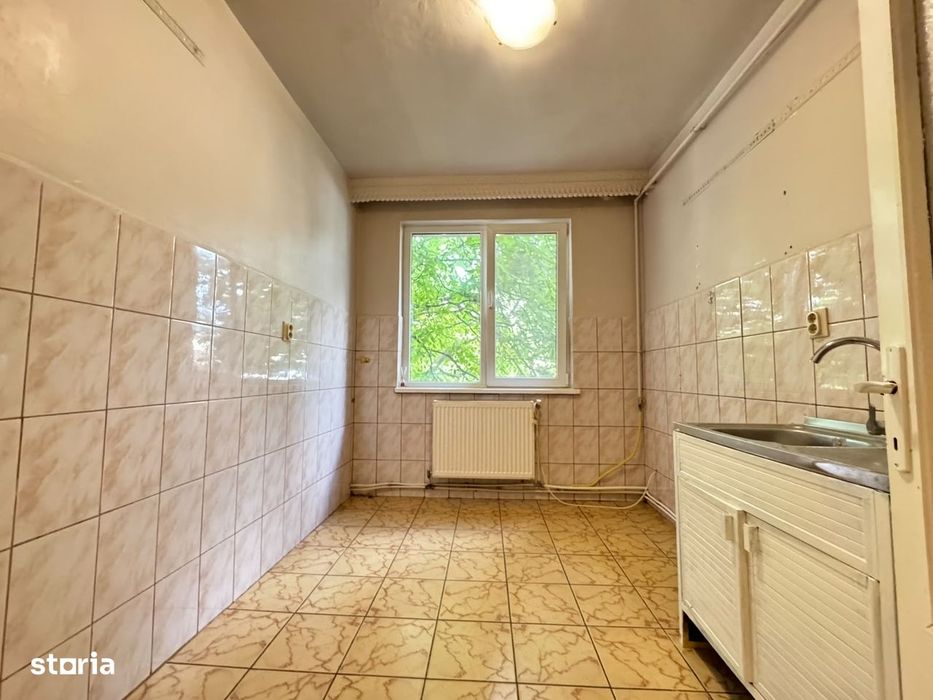 Bacău, apartament cu 3 camere, etaj 2/4, cu centrala, semicentral