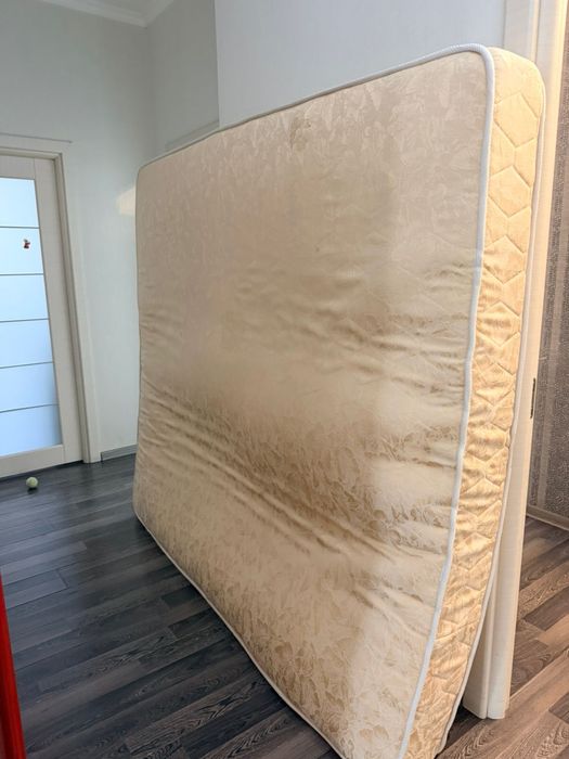 отдам даром тумбочки и матрас