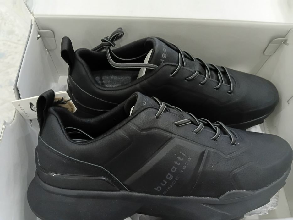 Продам новые кроссовки оригинал Bugatti 44 размер
