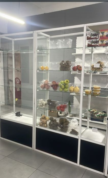 Ветрина и стеллажи