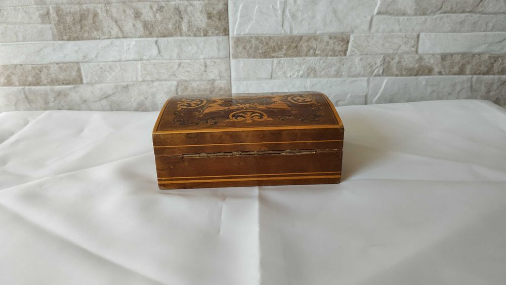 Стара дървена кутия за бижута - украсена с фурнир