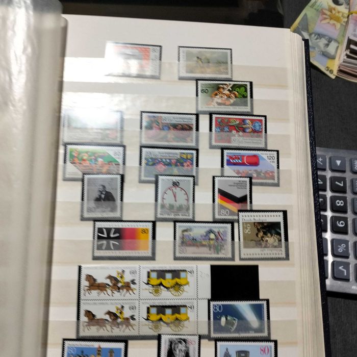 Vând colecție timbre 10 clasoare