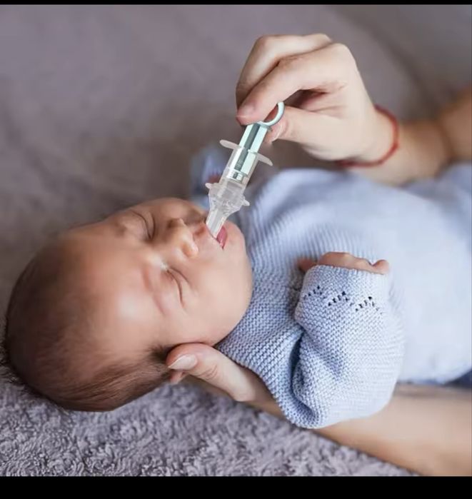 Хранилка за безопасно даване на лекарства и вода при новородено