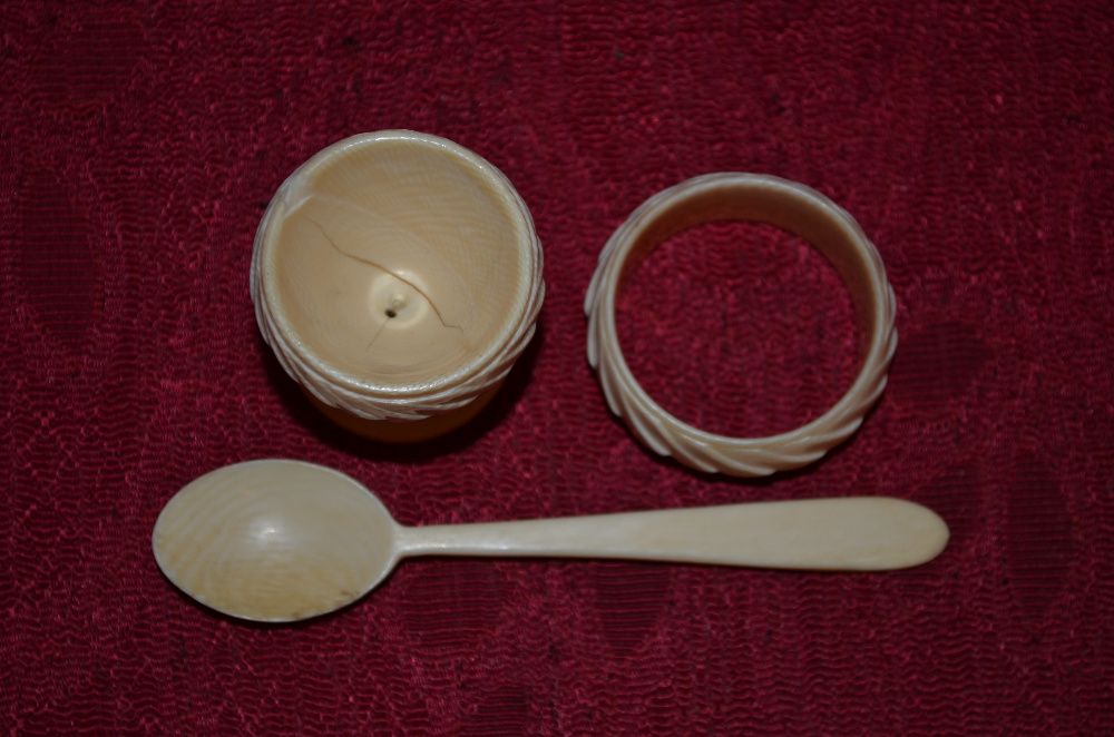 SET - Sculptat manual Ivory - Paharel + Lingurita + Inel servetel !